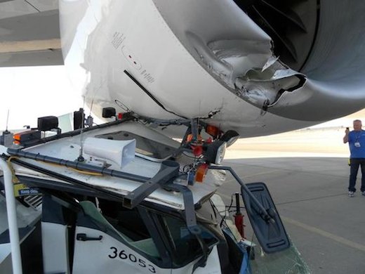Collision au sol entre un engin de piste et un cargo 747-8F