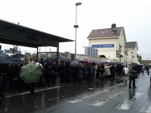 L'attente des Navettes à la gare du bourget