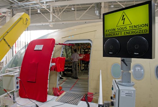 La section avant du fuselage de l'A350 XWB MSN1 sous tension