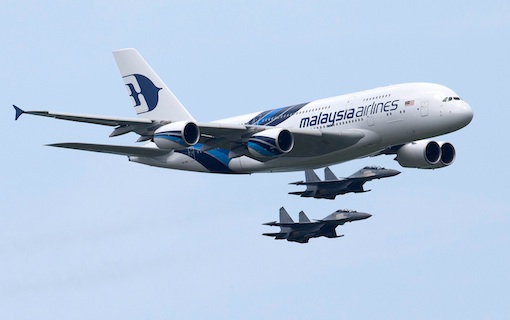 2. Passage d'un A380 de Malaysian Airlines en patrouille avec quatre Su-30MKM des forces aériennes malaysiennes.