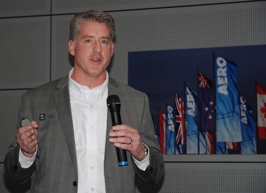 2. A Friedrichshafen, Pat Waddick, président de Cirrus Aircraft, a confirmé que les premières livraisons du monoréacteur SF-50 Vision Jet débuteraient fin 2015.