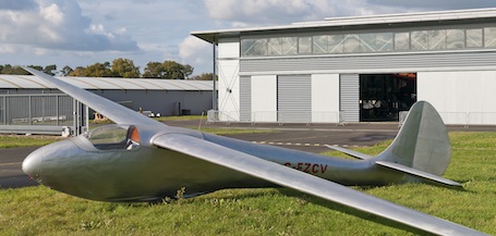 Le planeur Air 100 n°1 à Angers-Macé, devant le hall principal d'exposition du musée