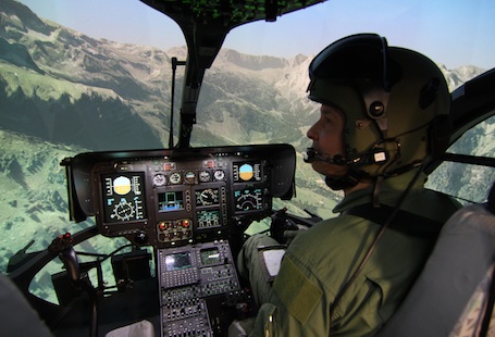 Le système de projection simulateur EC635 de Thales offre un champ d’une largeur de 240 degrés sur une hauteur de 90 degrés. 