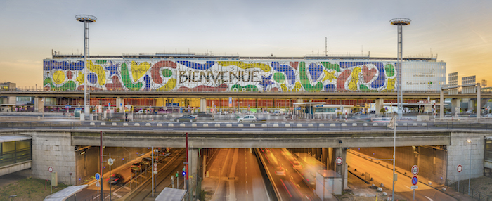 Un peu de couleur sur la façade d'Orly Sud pour faire patienter les passagers en attendant la réfection de l'aéroport parisien