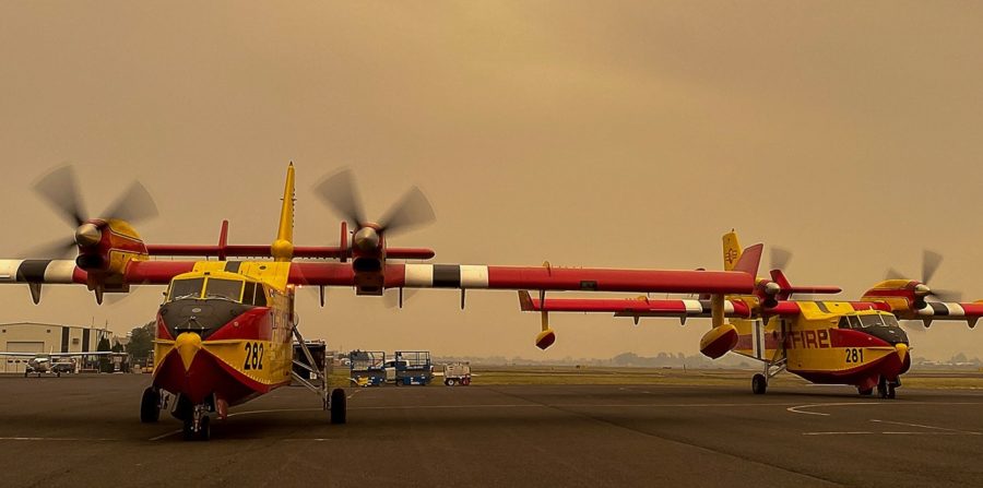 Sous un ciel chargés de cendres, les deux nouveaux CL-415EAF de Bridger Aerospace s'apprêtent à décoller de Yakima pour lutter contre le Pearl Fire, dans l'Etat de Washington, en septembre 2020.